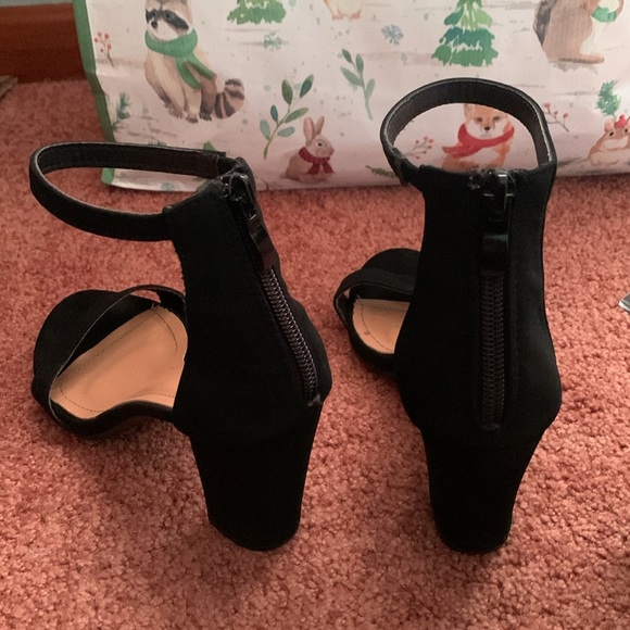 black 3 inch strap high heels - Picture 4 of 4
